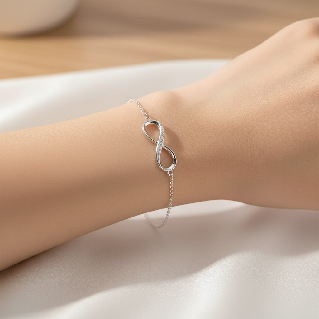 Silver Infinity στο χέρι